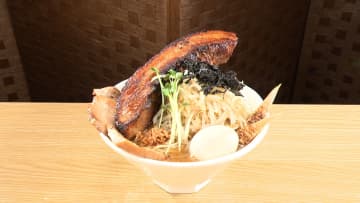 鈍器チャーシュー350g！もつ煮400g！肉まみれのラーメンに驚く『オモウマい店』