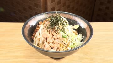 肉まみれのラーメン店には“脂まみれ”の汁なしそばも！キッチンカー誕生秘話に感動する『オモウマい店』