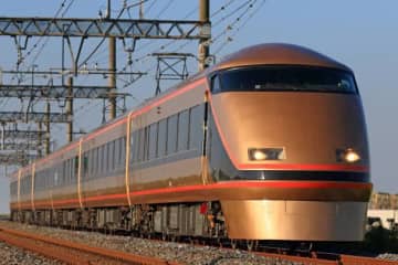 東武特急が海を渡る！「日光詣スペーシア」台湾最大の駅で展示へ