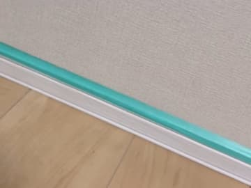 巾木にテープを貼ったら…　半年後の光景に「え、こうなるの？」「知らなかった」