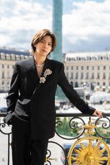 神宮寺勇太がパリ・オートクチュールに登場!ミキモトの新作ハイジュエリーを華麗に纏い、大きなバラが胸元に輝くジャケットスタイルを披露。風に舞うバラの花びらがモチーフの新作ハイジュエリーコレクション「Les Petales」発表 神宮寺「再びミキモトさんと一緒に思い出あるパリに来ることができて嬉しいです!」