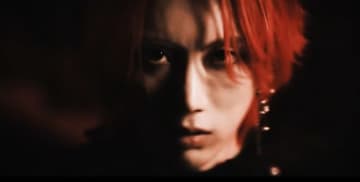 ABLE、赤髪に変身！新曲「Mess」MV公開…特有の歌声とメロディーに注目