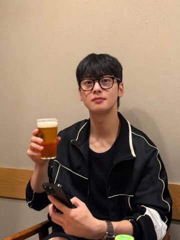 ASTRO チャウヌ、日本で生ビール＆ラーメンも！近況ショットが話題