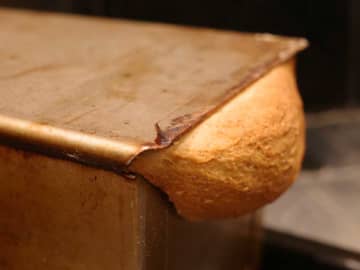 「型からあふれて垂れてしまった」　完成したパンがこちら