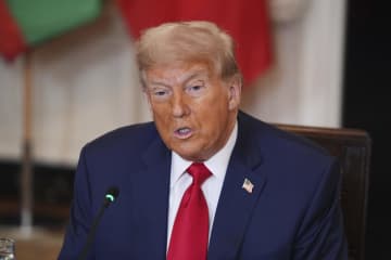 トランプ氏、災害対応に政治色　称賛と酷評で分断あおる