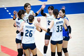女子バレー日本戦、中継カメラに抜かれた韓国超大物　身長192cm、メガネ姿で後輩たちに熱視線