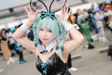 【コスプレ】ミクバニーが大阪で軽やかに舞う！抜群のスタイルが際立つバニー衣装にチャーミングな笑顔が素敵な美女レイヤー【写真9枚】