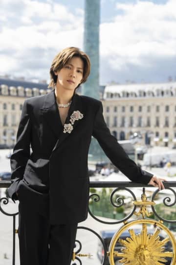神宮寺勇太（Number_i）、バラのブローチを纏ったジャケットスタイルでパリへ