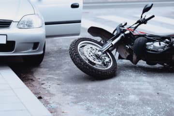 自動車とバイク、致死率はどちらが高い？それぞれの危険性と絶対にしてはいけない運転方法とは