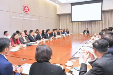 【香港】台風４号余波で天候大荒れ［社会］　11日は臨時休校、政府が対策会議