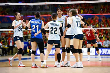 女子バレー日本戦にいた人気俳優が「喉痛めないかなってくらい楽しんでる」　仕事ぶりに好評の声