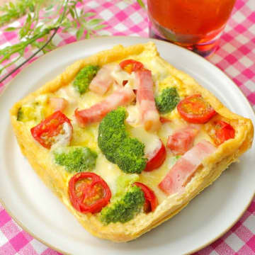 【うちではこうやってキッシュ作ってます！】パイ生地＆生クリーム不要でサクサク濃厚♪レンジで作れる簡単キッシュレシピ