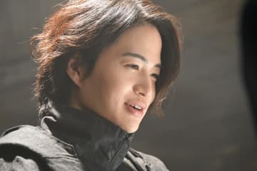 新土曜ドラマ『放送局占拠』明日よるスタート！　青鬼（演：菊池風磨）が不適な笑みを浮かべた新場面写真が公開
