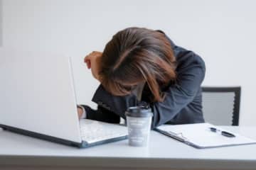 「平日に休むことがまるで犯罪」体調不良でも“お詫びのお菓子”を買わされる職場の異常ルール