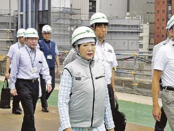 東京都／新宿駅西口駅前広場・人と車の動線変更に向け工事進む、小池百合子知事が視察
