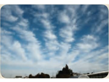 空に広がる放射のアート「放射状雲」が見せる景色の正体とは？【最新の国際基準で見わける 雲の図鑑】