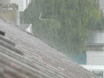 天気予報、もう信じない。ゲリラ豪雨に“無傷で勝つ”ための「最強装備」7選。デキる大人は、バッグに“コレ”を忍ばせてる