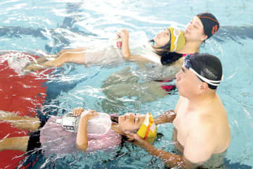 「助けて！」大きな声で助けを求めて　夏休みを前に水難事故を防ごうと幼稚園で「着衣水泳」　きっかけは園長が川で溺れかけ恐怖を体験したこと　服を着たまま泳ぐのは難しい　実体験して「軽はずみに水のそばで騒がなくなった」という声も