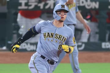 佐藤輝の「意味不明」な一振りに虎党が困惑　「なんで崩されて打ってるのに…」異様な伸び方