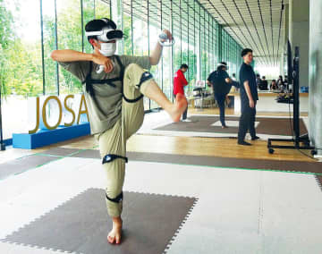 仮想空間で足技に挑戦　VRテコンドーの体験会　「2Dと3Dの融合が新鮮だった」　手足や背中にセンサー装着　実際のテコンドーのように足技の「蹴り」を繰り出したり防御