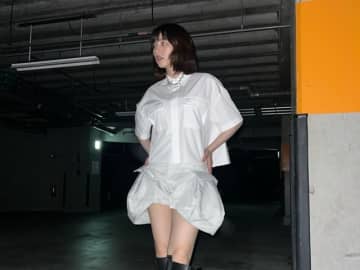 のん、駐車場で魅せた白ショートパンツコーデが幻想的‥