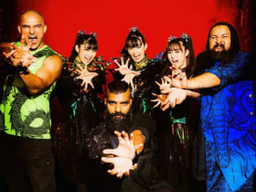 BABYMETAL、新アルバムから先行シングル「Kon! Kon! feat. Bloodywood」MV公開