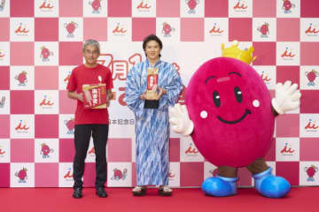 あずきバーのイメージキャラクター・尾上松也が登場！「あずきバー祭り2025」にてあずきバーをファンへ手渡し