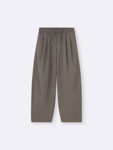 【GUのワイドパンツ】40・50代が似合う「サマ見えコーデ」