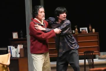 蓬莱竜太作・演出『消えていくなら朝』開幕@新国立劇場
