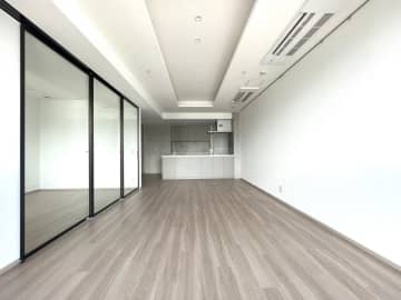 ザ・パークハウスグラン三番町 13階｜「半蔵門」駅徒歩5分。「フラッグシップマンション」シリーズ。南東向きで陽当たり良好。皇居・英国大使館のグリーン借景。収納も豊富。