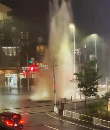 横浜・港北でマンホールぶた吹き飛ぶ　エアーハンマー現象か　市が対策工事予定も…