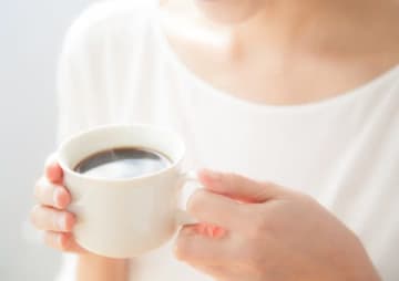 しっかり寝たのに疲れが取れない…医師が教える「就寝前のコーヒー」が及ぼす危険性