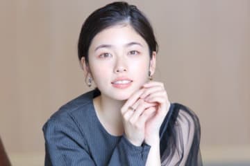 小芝風花、口いっぱいのマスカットをモグモグ「特大可愛い」「楽しそうな撮影現場！」