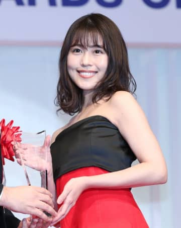 「背中がセクシー」有村架純、黒ドレス姿を披露「めちゃくちゃ女神」「思わず見惚れちゃう」