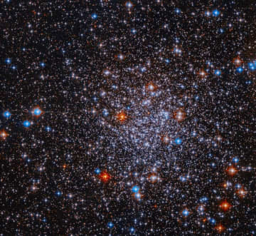 ハッブル宇宙望遠鏡が観測した“いて座”の球状星団「ESO 591-12」