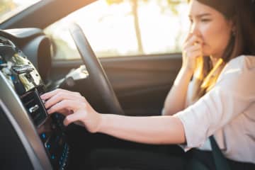 車のエアコンが臭い…なぜ？3つの原因と改善する方法