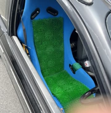 その手があったか…！夏の背中汗、解決策はまさかの「車内に芝」。見た目は最悪（？）、でも効果は“最強”だった件