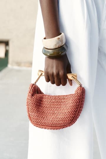 【ZARA】コーデのアクセントになる「サマ見えバッグ」