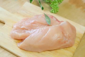 鶏むね肉がぷるぷるやわらか♪ヘルシーさっぱり「水晶鶏」の作り方