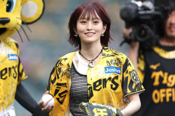 「ガチ可愛すぎたわ！」甲子園に舞い降りた美女アーティストの“ノーバン始球式”が話題沸騰！「31歳とかまじで!?」「キラッキラしてたな」