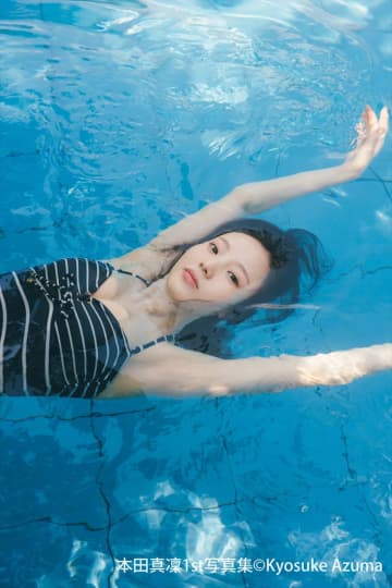 フィギュアスケーター・本田真凜、プールで優雅にたゆたう　1st写真集先行カット3点公開【コメントあり】
