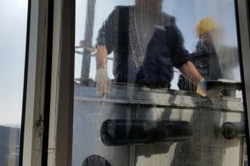 高層ビルの窓の清掃員が “約8階付近” でバランスを崩し『落下』ネットで話題に「安全帯の未装着・装着ミスならば保険は下りないぞ・・・」「バイクのヘルメットのあご紐のように安全帯をつけない人もいるんだよね…」