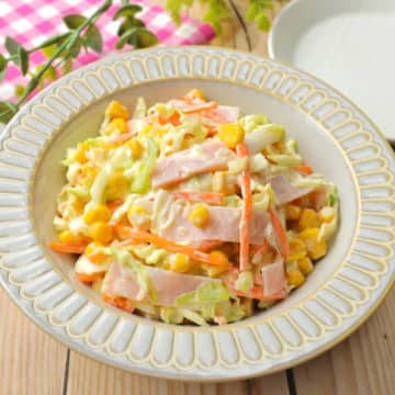 【キャベツは塩もみしないでコレして！】「お店のよりウマい！」「味がバッチリ決まる」コールスローサラダの格上げレシピ
