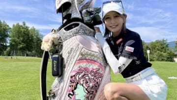 金田久美子、ワガママキャディバッグは“毒々しさ”が決め手　ミニスカ姿も話題に