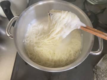 そうめんにのせたのは…　レンチンで作れる『大満足レシピ』に「最高」「明日の昼はこれ」