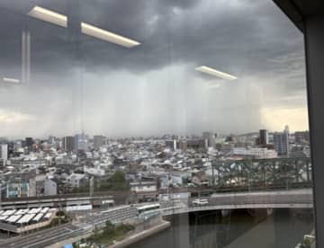 「空に穴開いてるのかと思った」ゲリラ豪雨の“本当の姿”、ビル街に出現した“巨大な雨の柱”に500万人が震撼