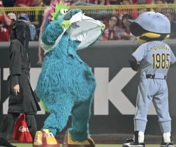 スラィリー、ついに壊れる。トラッキーの前で突如“服をまくり上げる”奇行に、一体、何を見せられているんだ…とファン困惑