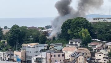 「煙が上がっている」と近所の人から通報…住宅2棟が焼ける火事　約1時間後に消し止められる　けが人なし　神奈川・小田原市