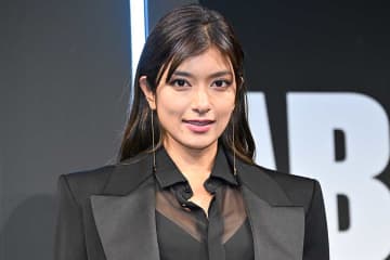 ローラ、“畑作業姿”にネット感心「本気度高い」「自然体がすてき」　超ミニ丈で地面に