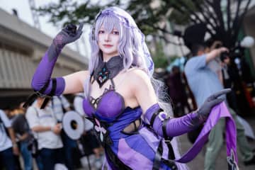 【コスプレ】黒ストッキングが魅せるエレガントさとミステリアスな雰囲気がいい！『崩スタ』ブラックスワンが艶のある美しさを披露【写真9枚】